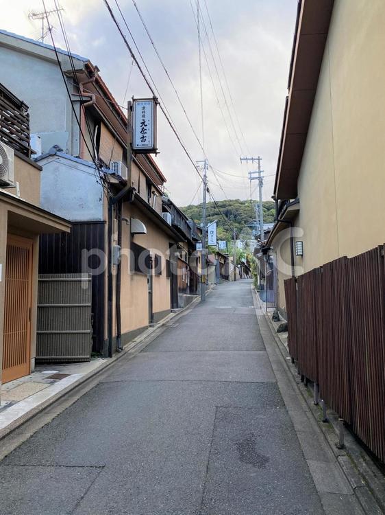 京都・東山・八坂界隈の小路 道路,住宅地,住宅街の写真素材