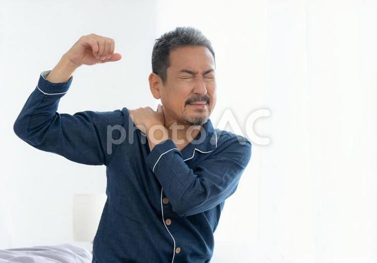 朝起きたら体調の悪いミドルの男性 男性,ミドル,肩こりの写真素材