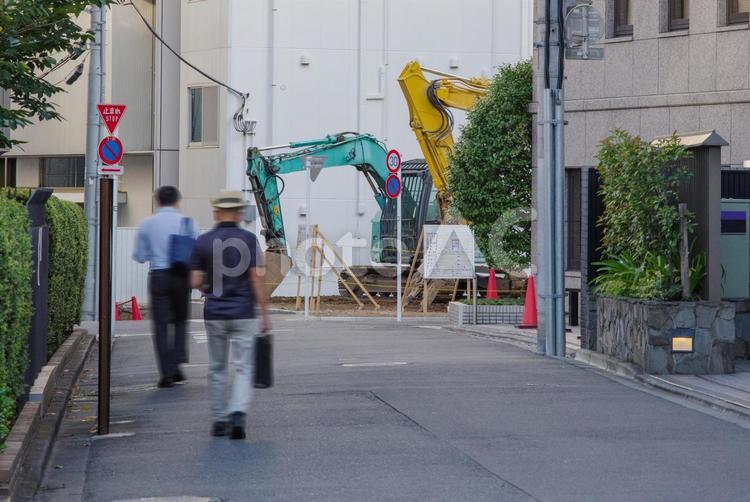 工事現場が見える赤坂4丁目の路地 工事,ユンボ,赤坂４丁目の写真素材
