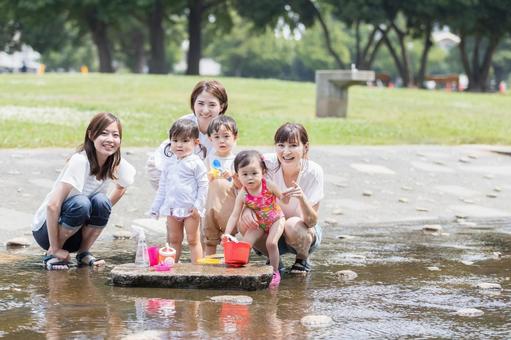 ママ友 母親 育児 水遊び ママ友 母親 育児 水遊び ママ友,公園,女性の写真素材