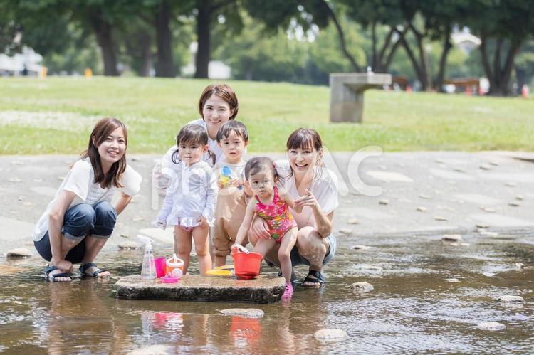 ママ友　母親　育児　水遊び ママ友,公園,女性の写真素材