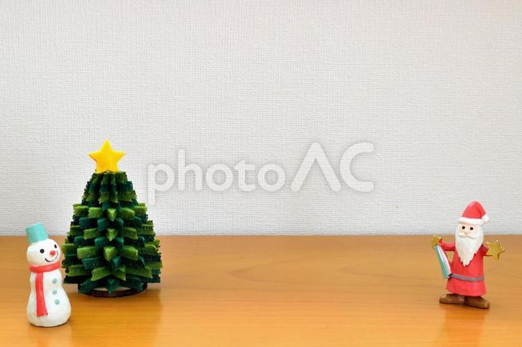 クリスマスツリーとサンタと雪だるま クリスマスツリー,クリスマス,ツリーの写真素材