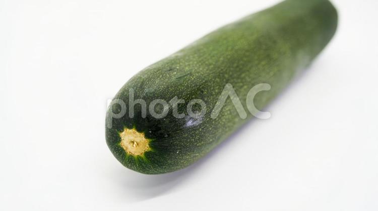 ズッキーニ　物撮り　白背景 ズッキーニ,野菜,緑野菜の写真素材