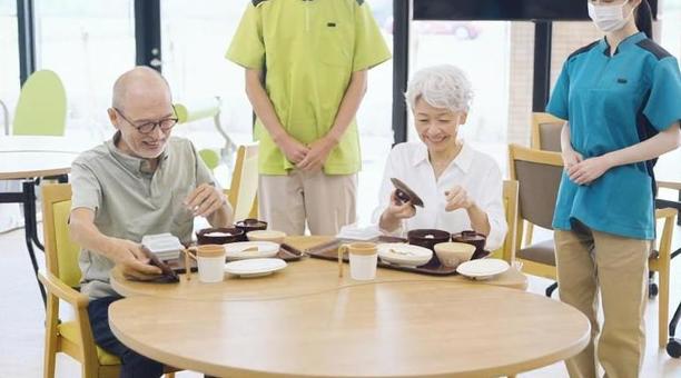 介護施設で食事を待つ高齢者 介護施設で食事を待つ高齢者 介護施設,食事,待つの写真素材