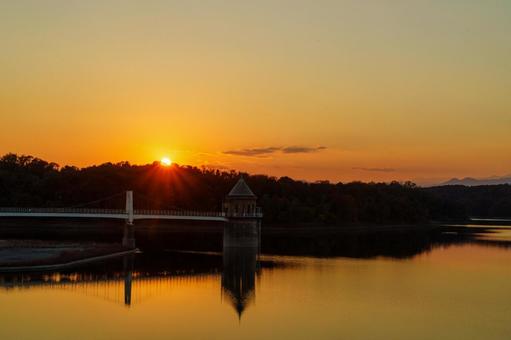 夕陽を受ける狭山湖の取水塔 夕陽,狭山湖,取水塔の写真素材