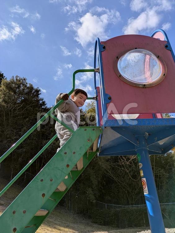 すべり台は登るのが好き 男の子,1歳,2歳の写真素材