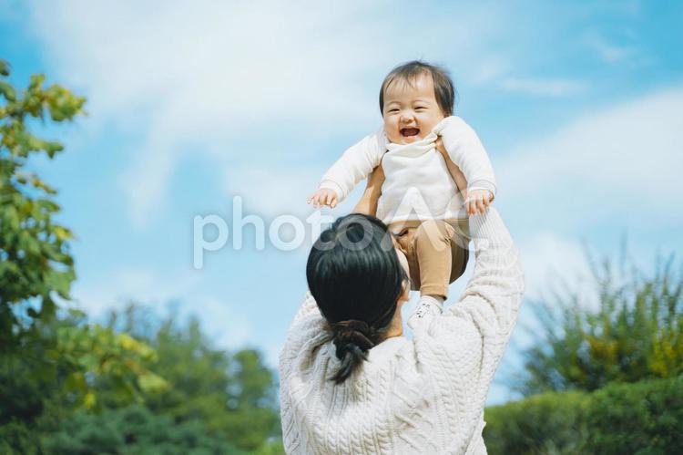公園で遊ぶママと赤ちゃん 赤ちゃん,ママ,空の写真素材