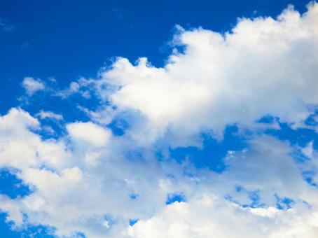 雲の浮かんだ青空の写真
