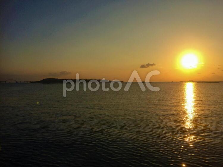 本部町の桟橋から見る東シナ海に沈む夕日 沖縄,琉球,東シナ海の写真素材
