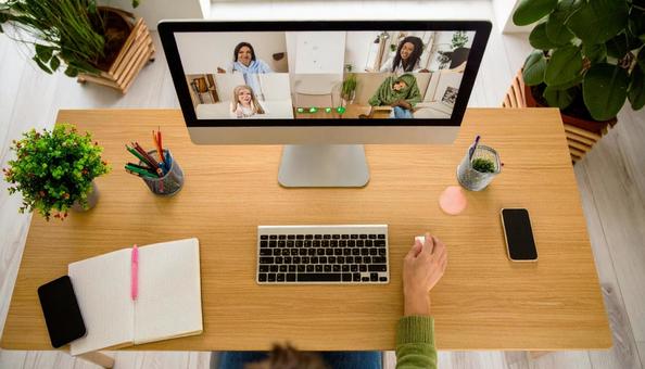 オンライン授業 パソコンがあるデスク オンライン授業 パソコンがあるデスクの写真