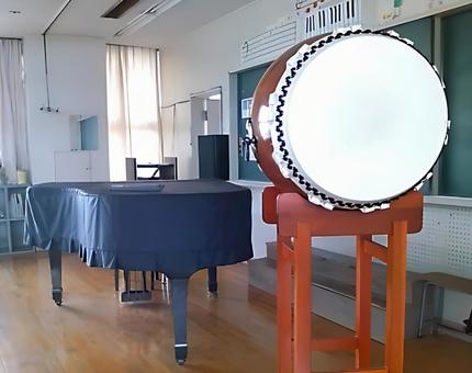 小学校の音楽室 グランドピアノと和太鼓 小学校の音楽室 グランドピアノと和太鼓 音楽室,教室,小学校の写真素材
