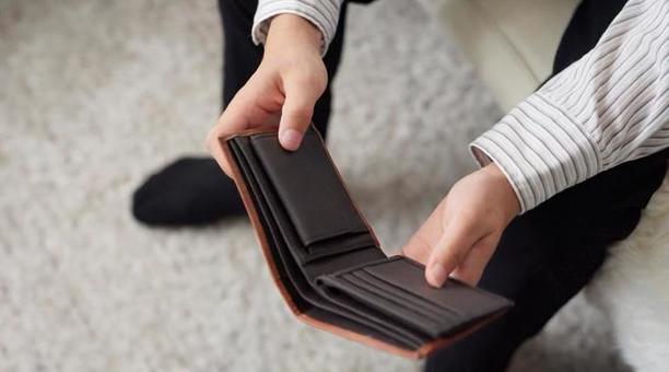  財布を確認するお金がない貧乏学生 学生,貧乏,お金の写真素材