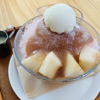 バニラを乗っけて桃かき氷〜cafe バニラを乗っけて桃かき氷〜cafe cafe,かき氷,バニラライスの写真素材