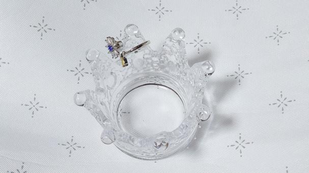 ガラスの王冠と指輪 小物,雑貨,王冠の写真素材