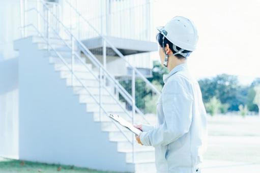 作業着で現場仕事する男性　建設土木 作業着,作業服,工事の写真素材
