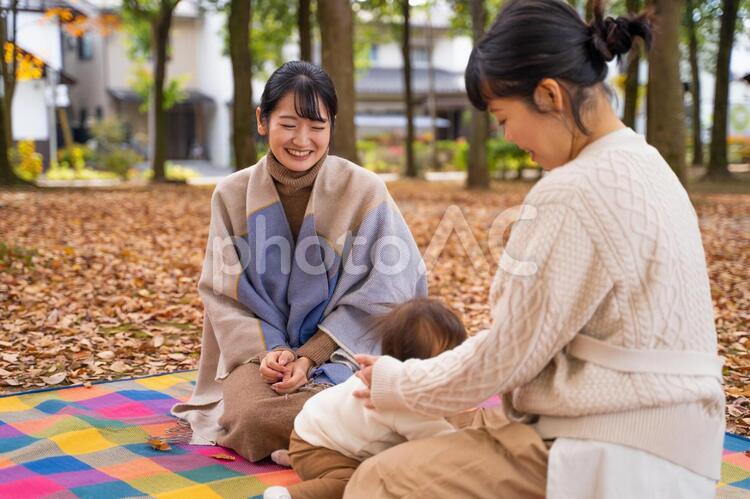 公園でママ友と話す女性 ママ友,話す,主婦の写真素材