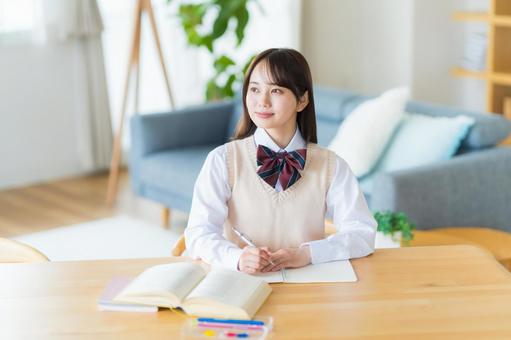 自宅で勉強をする女子高生 自宅で勉強をする女子高生 高校生,女子,笑顔の写真素材