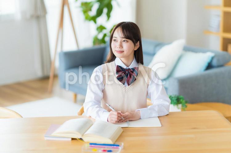 自宅で勉強をする女子高生 高校生,女子,笑顔の写真素材