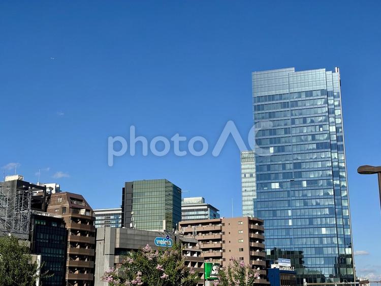 お茶の水と秋葉原の途中のビルと空 ビル,晴れ,あおぞらの写真素材