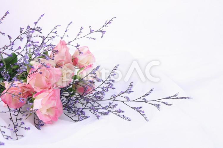 淡いピンクのバラの花束 バラ,ピンク,紫の写真素材