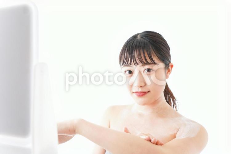 スキンケアをする若い女性 スキンケア,手入れ,化粧水の写真素材