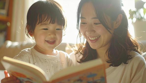 絵本を読む母親 絵本を読む母親の写真