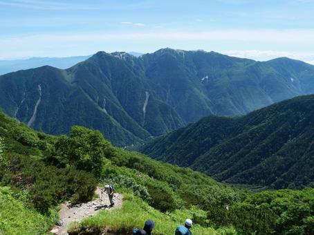 北岳 草すべりから望む鳳凰三山 北岳 草すべりから望む鳳凰三山 鳳凰三山,草すべり,北岳の写真素材