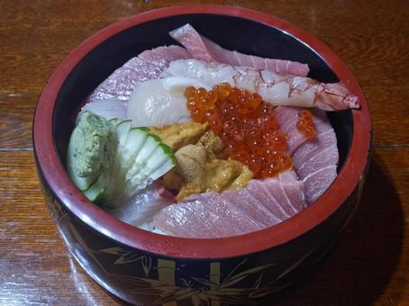 寿司桶に入った老舗寿司屋の特上ちらし寿司 ちらし寿司,寿司桶,丸の写真素材