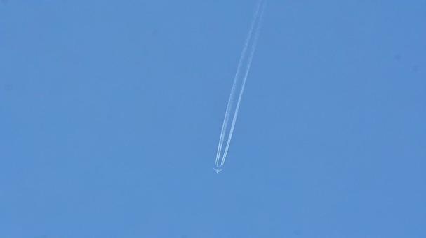 澄んだ空に伸びる飛行機雲 飛行機,飛行機雲,青空の写真素材