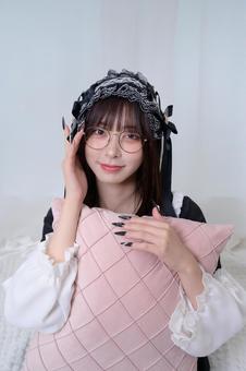 クッションを抱える地雷系女子 クッションを抱える地雷系女子 眼鏡,メガネ,20代の写真素材