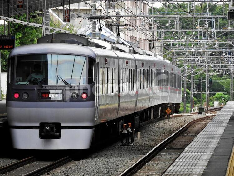 秋津駅を通過する西武特急ちちぶ 西武,西武鉄道,西武線の写真素材