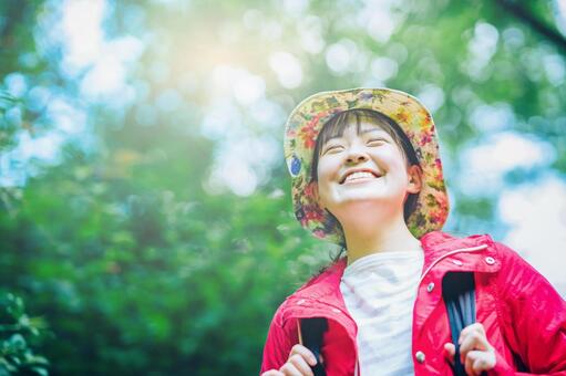 新緑の山を歩く女性  アウトドア,ハイキング,リラックスの写真素材