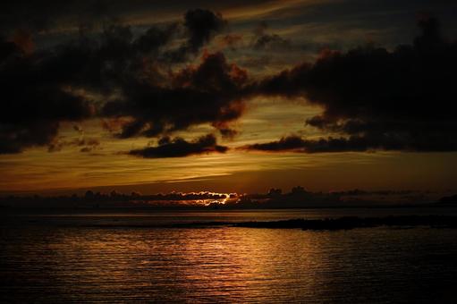 <五島の風景>秋の夕暮れの海の風景 <五島の風景>秋の夕暮れの海の風景 海,空,サンセットの写真素材