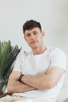 椅子に座って腕組みをするカメラ目線の男性 男性,外国人,欧米人の写真素材