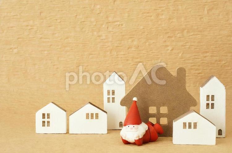 家の前で寝転ぶサンタのクリスマス背景 サンタ,クリスマス,寝転ぶの写真素材