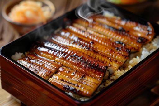 香ばしく焼かれたうな重の盛り付け 香ばしく焼かれたうな重の盛り付けの写真