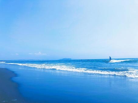 茅ヶ崎の海と空とサーファー 茅ヶ崎の海と空とサーファー 海,空,波の写真素材