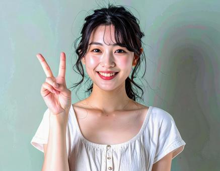 ピースサインをする笑顔の女性 ピースサインをする笑顔の女性の写真