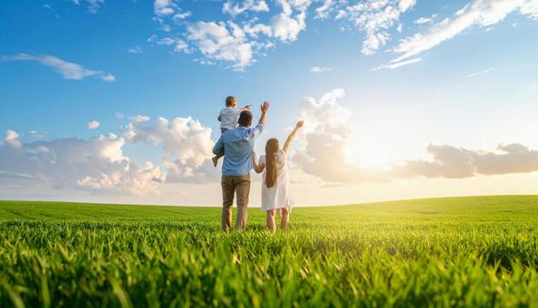 青空と草原の家族（ファミリー）赤ちゃんの写真