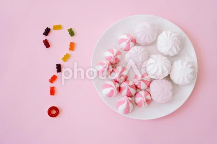 グミで作ったはてなマークとマシュマロ グミ,マカロン,マシュマロの写真素材