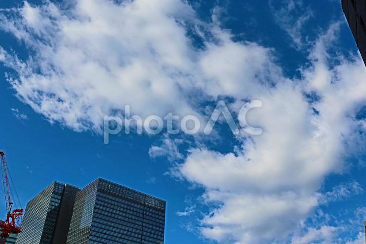 晴れた日　青い空　白い雲　高層ビル　２７ 空,背景,もくもくの写真素材