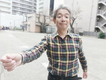 散歩をするシニア男性 シニア,シニア男性,シニアサラリーマンの写真素材