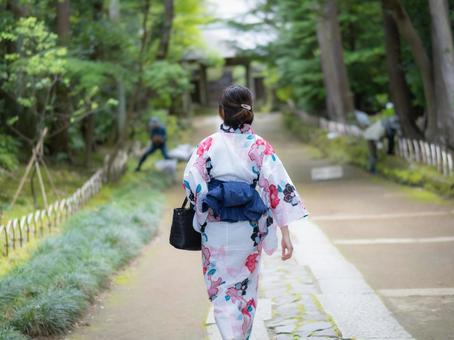 32:観光する浴衣の女性 32:観光する浴衣の女性 浴衣,ゆかた,観光の写真素材