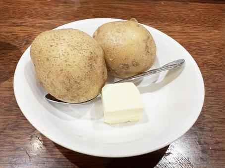 皿に盛った美味しそうなじゃがいもとバター じゃがいも,バター,料理の写真素材