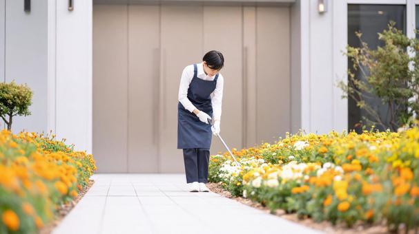 花壇と女性清掃員#01Aiの写真