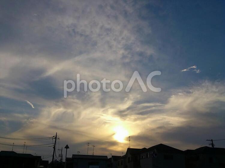 夕陽がはじまる空 光,夕暮れ,夕陽の写真素材