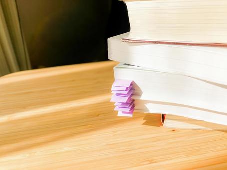 本が積まれた机 本が積まれた机 読書,勉強,本の写真素材