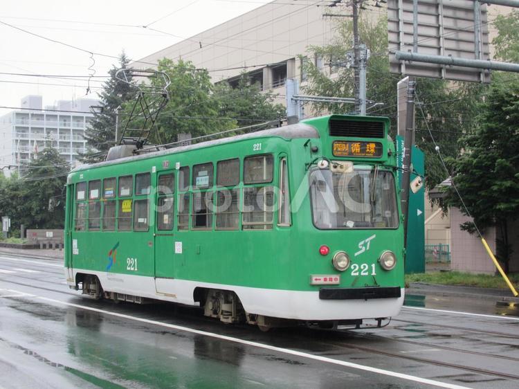 1日の始まりへと向かう221 札幌市電,221,出庫の写真素材
