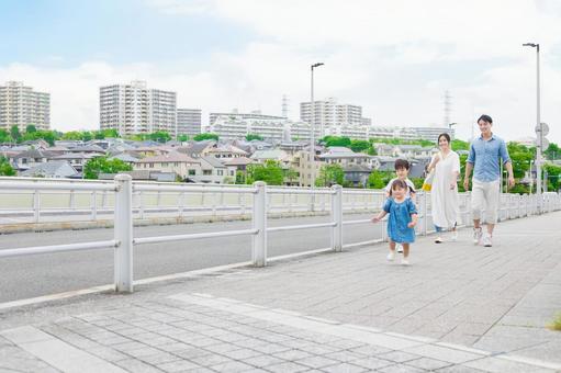 屋外を散歩する親子 屋外を散歩する親子 人物,家族,女性の写真素材