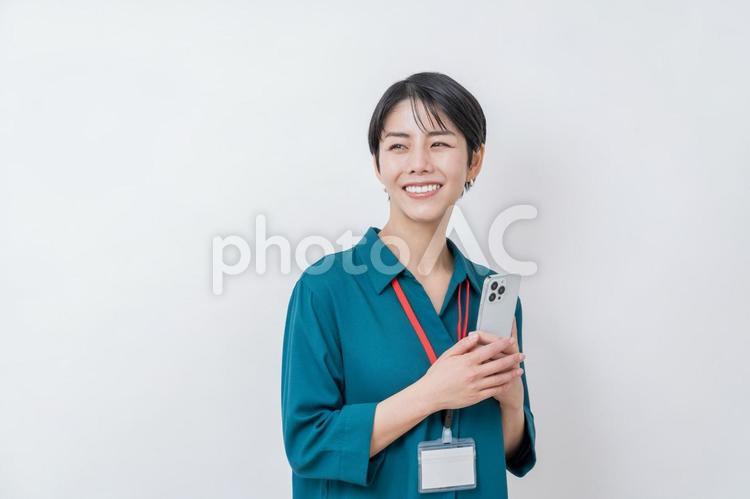 スマホを使うビジネスパーソンの女性。 ビジネス,女性,ビジネスウーマンの写真素材